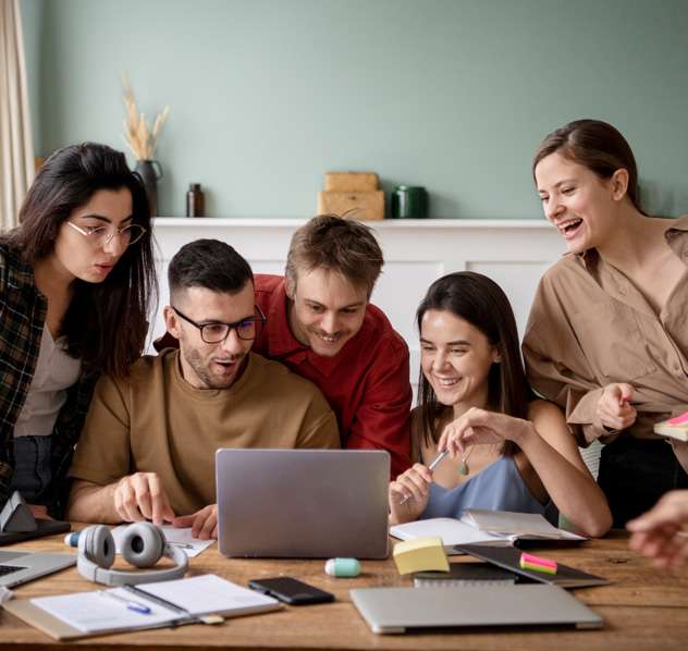 Des jeunes navigateurs sur leur PC portable, explorant les horizons de la formation en ligne en Tunisie